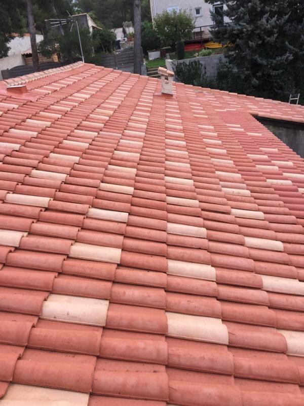 Pose de tuiles sur un toit à Istres